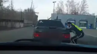 Пьяный водитель притворился пассажиром в Павлодаре. Видео