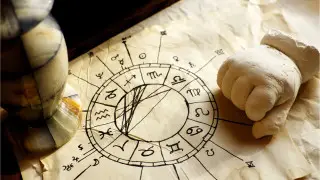 Гороскоп на сегодня: кому не стоит брать деньги в долг, а кого ждет ссора с близкими