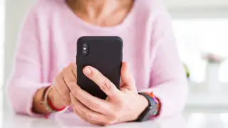 Ученые рассказали, как смартфоны могут защитить пожилых людей