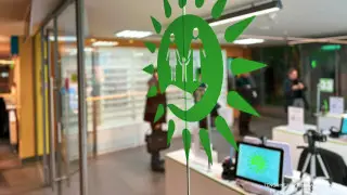 “Караулят возле входов“. Депутат пожаловалась министру на “помогаек“