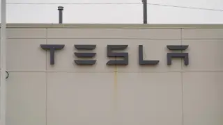 Трамп мешает своим? Tesla не может начать производство беспилотных такси из-за пошлин