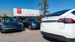 Продавцы Tesla в Китае работают по 13 часов в день без выходных: назвали причины