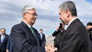 Токаев встретил Бердымухамедова в аэропорту Туркестана