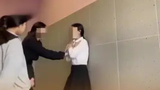 Опасную “забаву“ казахстанских школьниц обсуждают в сети