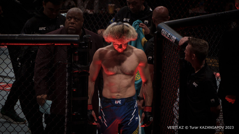 “Будем биться за титул“: тренер Рахмонова назвал срок боя в UFC
