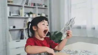 Наличные деньги и мужская косметика: что выбирает поколение “альфа“