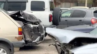 Стоянку с разбитыми в ДТП авто показали на видео