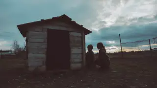 “Спали в собачьей будке“: патронатную семью судят по делу об истязании детей