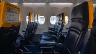 Подлокотники в самолете: кто имеет на них право по этикету