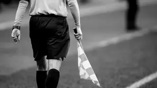 Рухнул на газон: футбольный судья умер прямо во время матча