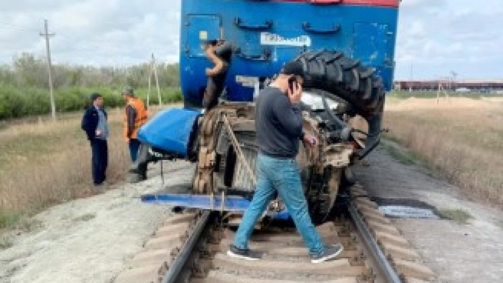 Трактор столкнулся с поездом в Есиле - погиб водитель техники