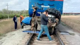Трактор столкнулся с поездом в Есиле - погиб водитель техники