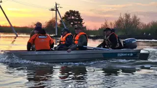 Аким СКО обследовал на лодке подтопленный пригород Петропавловска