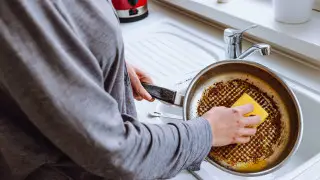 Лайфхак с колой: как очистить сковороду от нагара без усилий