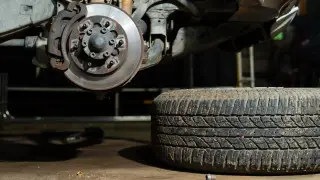 Скрип и скрежет: как понять, что тормозные колодки “закончились“