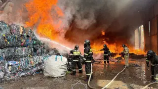 Крупный пожар вспыхнул на складе в Астане