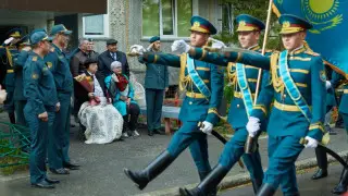 Строевой марш и военный оркестр: казахстанские курсанты поздравили 98-летнего ветерана