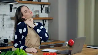 Насколько опасно хрустеть спиной и шеей, рассказал врач