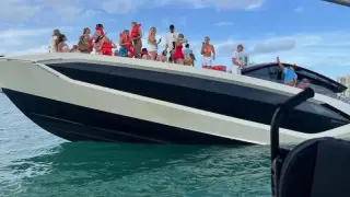 Яхта с десятками девушек в бикини  в Майами