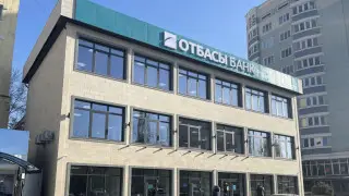 “Отбасы банк“ объяснил многочасовые очереди в Алматы