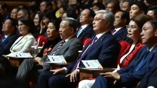 Токаев и генсек компартии Вьетнама посетили концерт в Астане