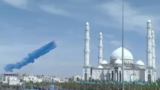 В небе появился флаг Казахстана - эффектный момент парада