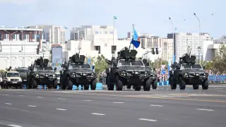 Уникальную казахстанскую технику показали на параде в Астане