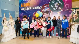 Медалистов ЧМ по тяжелой атлетике встретили в аэропорту Алматы
