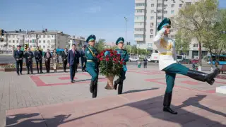 Ерлан Карин возложил цветы к памятнику Алие Молдагуловой