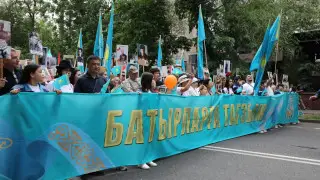 Праздничное шествие “Батырларға тағзым“ в честь Дня Победы прошло в Алматы