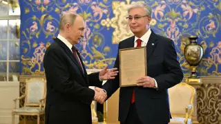 Путин передал Токаеву наградной лист его отца