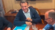 В сети распространяется видео со странным “пакетиком“, который Макрон спрятал в поезде от камер