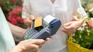 Продавец хочет наличку и ставит разные ценники - что говорит закон?