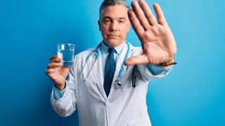 Сколько воды нужно пить каждый день: врач дал неожиданный ответ