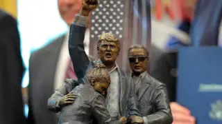 Трамп украсил Овальный кабинет собственной статуей