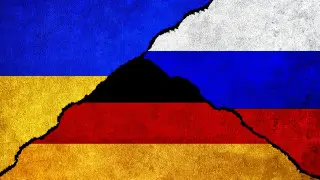 Германия пригрозила России санкциями за продолжение огня в Украине