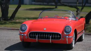 Первый Corvette с двигателем V-8 уйдет с аукциона