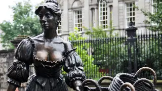 Смотрители, охраняющие грудь статуи от туристов, появились в Дублине