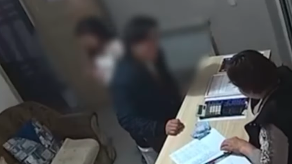 Учителя домбры из Алматы подозревают в интимной связи с 14-летней школьницей