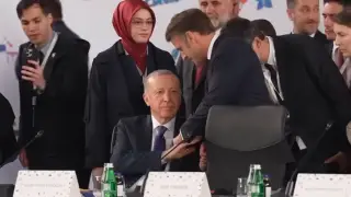 Необычный эпизод попал на камеру во время приветствия Эрдогана и Макрона