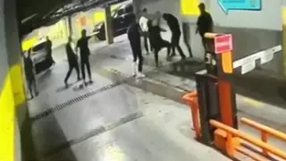 Поножовщина в паркинге: массовая драка в Алматы попала на видео