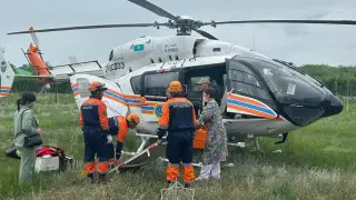 Вертолет МЧС доставил новорожденного прямо на территорию больницы в Уральске