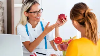 Диетолог рассказал, от какой еды лучше отказаться перед сном