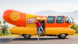 Хот-доги на старте: Wienermobile устроят первую гонку на трассе Indy 500