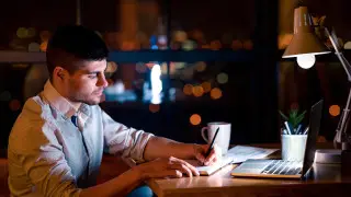 Трудоголизм убивает: ученые советуют срочно выйти в отпуск