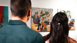 Она рисует, как чувствует. Он - учит и учится. В Алматы открылась удивительная выставка