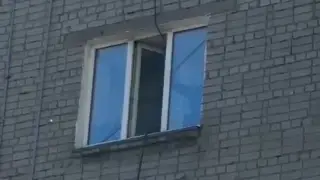 Ребенка заметили на краю открытого окна на четвертом этаже в Павлодаре