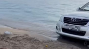 Пока он тонул - на фоне делали предложение: в Актау водитель загнал машину в море