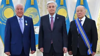 Токаев наградил известного нефтяника и хирурга “с золотыми руками“