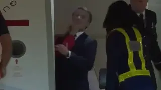 Макрона ударила супруга - видео обсуждают в сети